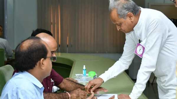 राजस्थान में सीएम गहलोत ने डाला वोट, कहा- हमने फेल कर दिया भाजपा का प्लान राजस्थान में सीएम गहलोत ने डाला वोट, कहा- हमने फेल कर दिया भाजपा का प्लान